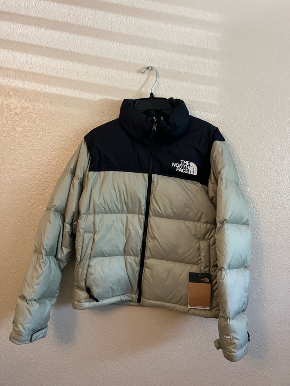 The North Face Women's Two-Tone Sage and Black Puffer Jacket Sz snap - Picture 6 of 7
